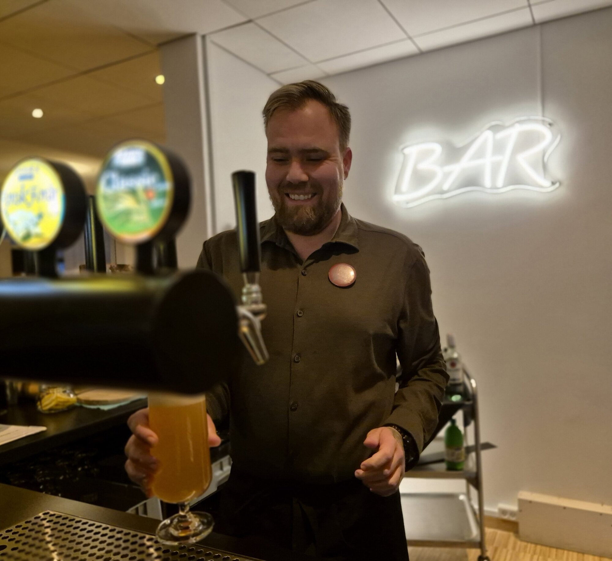 Tjenere Glenn skænker fadøl til julefrokost på Severin Kursuscenter og Hotel i Middelfart på Fyn