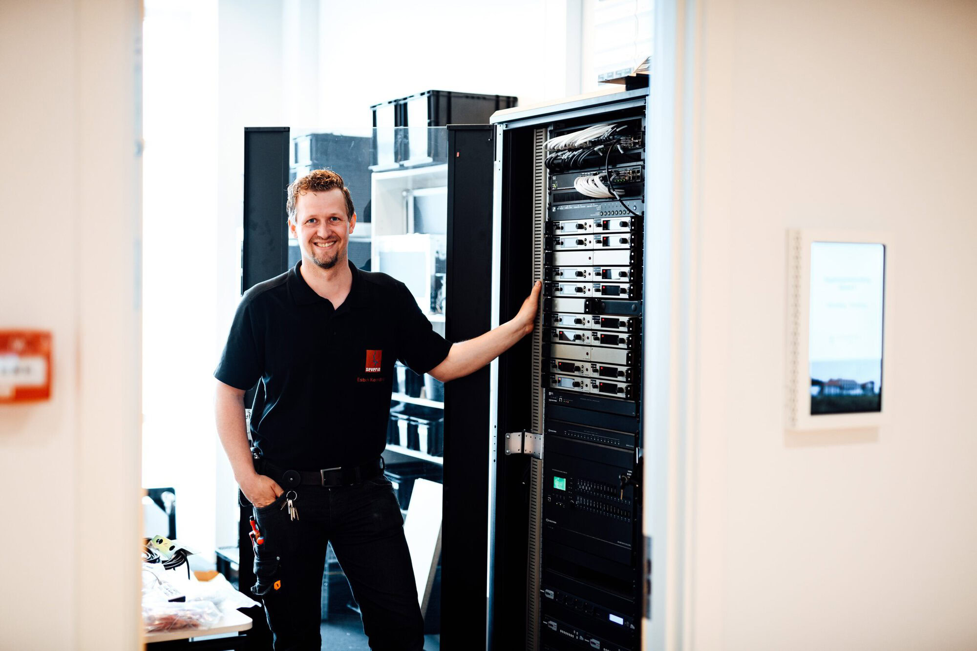 Esben står for teknikken på Severin Kursuscenter og Hotel i Middelfart på Fyn