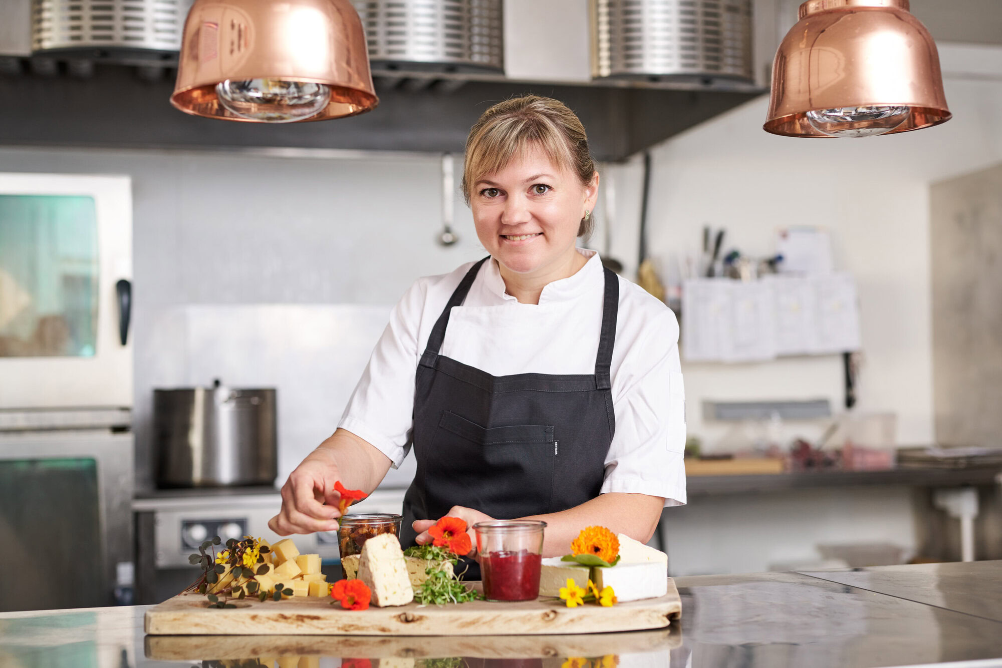 Iryna laver mad på Severin Kursuscenter og Hotel i Middelfart på Fyn