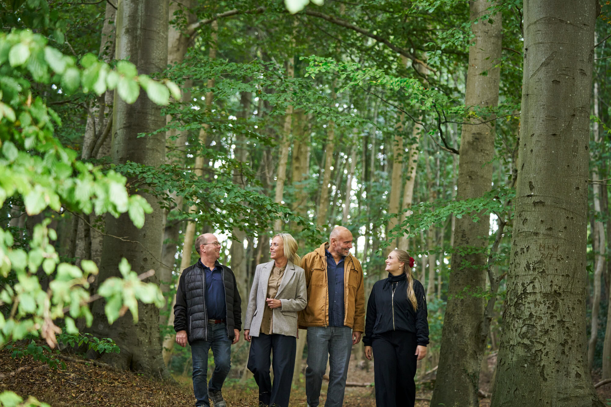 Gæster går en tur i skoven på Severin Kursuscenter og Hotel i Middelfart på Fyn