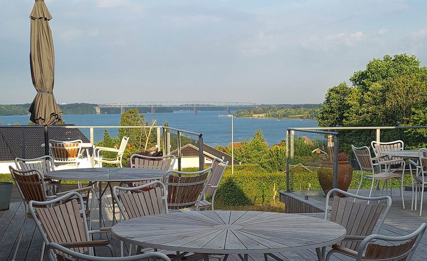Vestvendt terrasse på Severin Kursuscenter og Hotel i Middelfart på Fyn