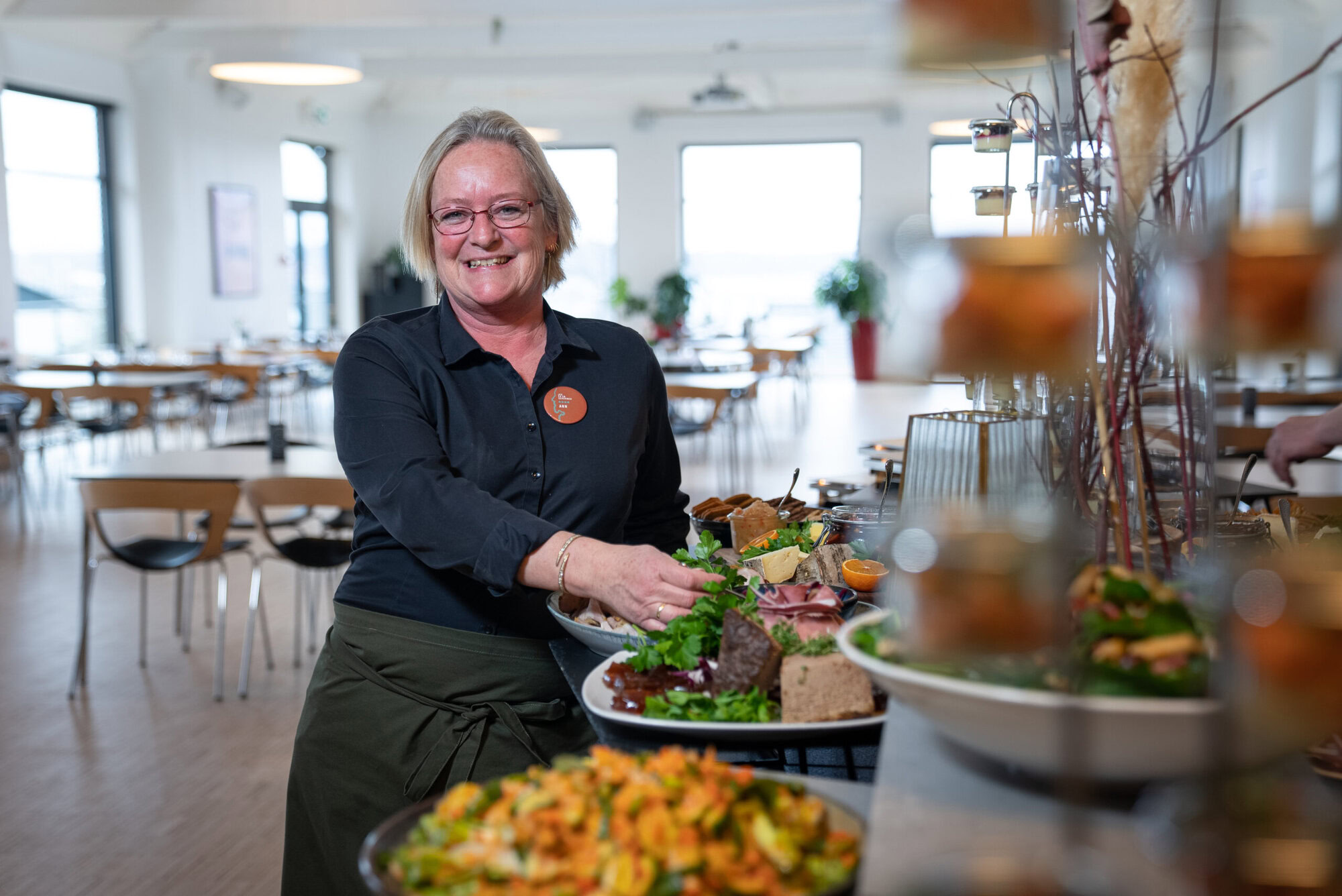 Ann er tjener på Severin Kursuscenter og Hotel i Middelfart på Fyn