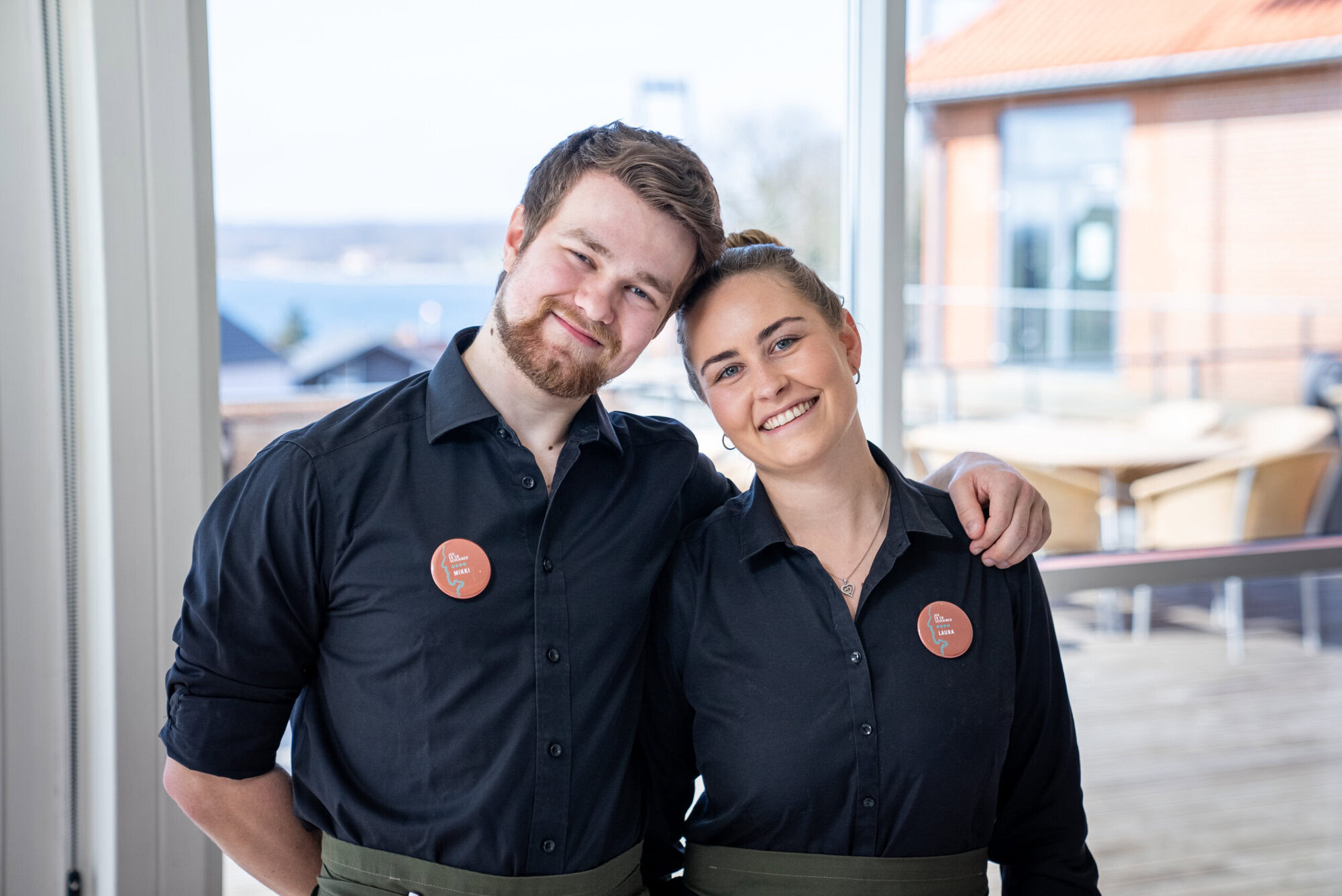 Laura og Mikki - tjenere på Severin Kursuscenter og Hotel i Middelfart på Fyn