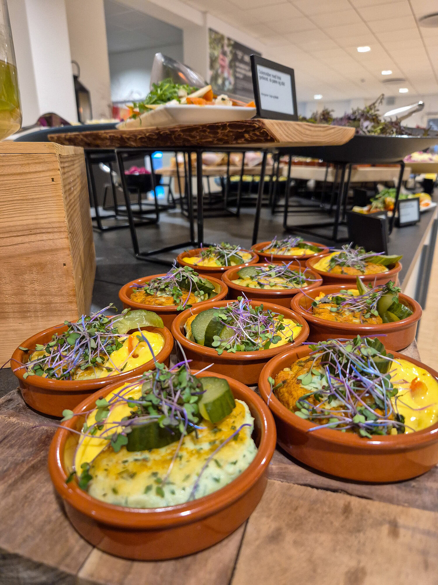 Fiskefrikadeller med sprøde rugkrummer, remoulade og syltede agurker - Severins opskrifter på kager, salater og retter