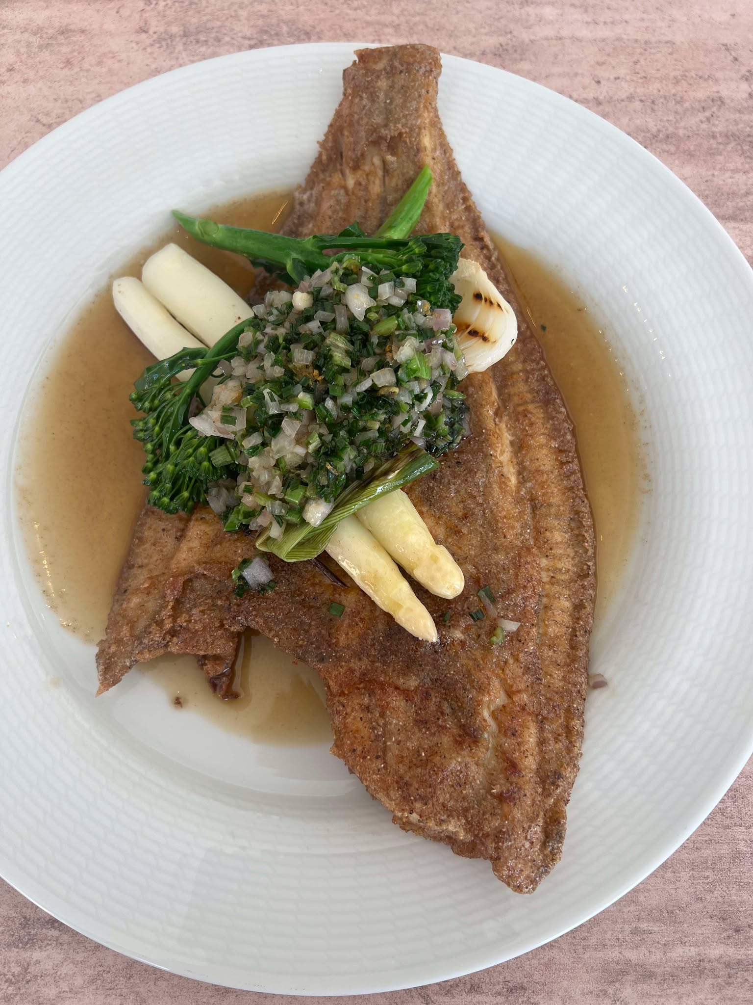 Tallerkenanretning fra Severins elevrestaurant - Severin Kursuscenter og Hotel i Middelfart på Fyn