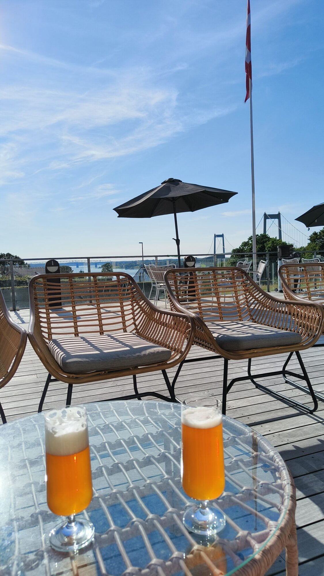 Fadøl på terrassen med udsigt over Lillebælt - Severin Kursuscenter og Hotel i Middelfart på Fyn