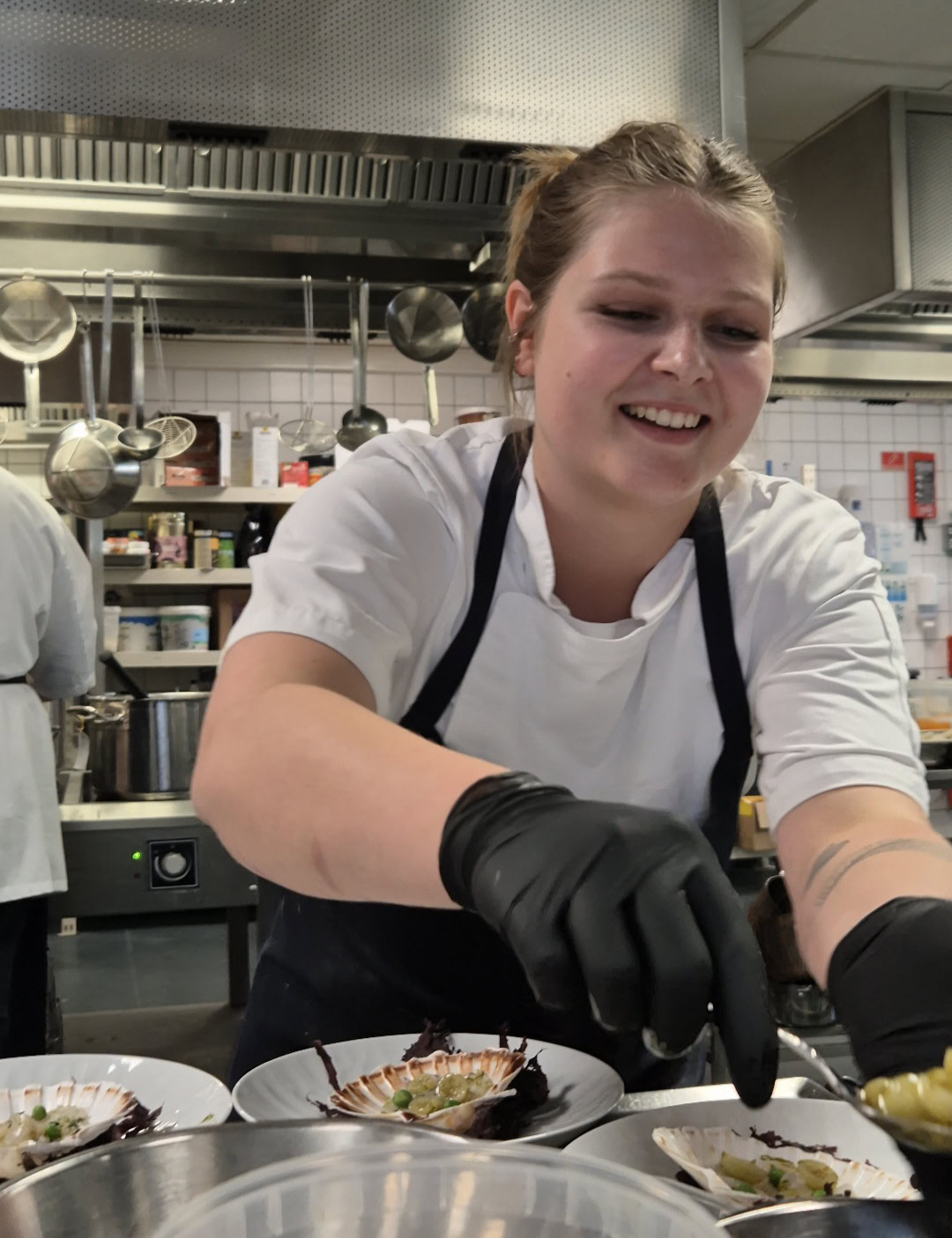 Konditorelev Lærke laver mad