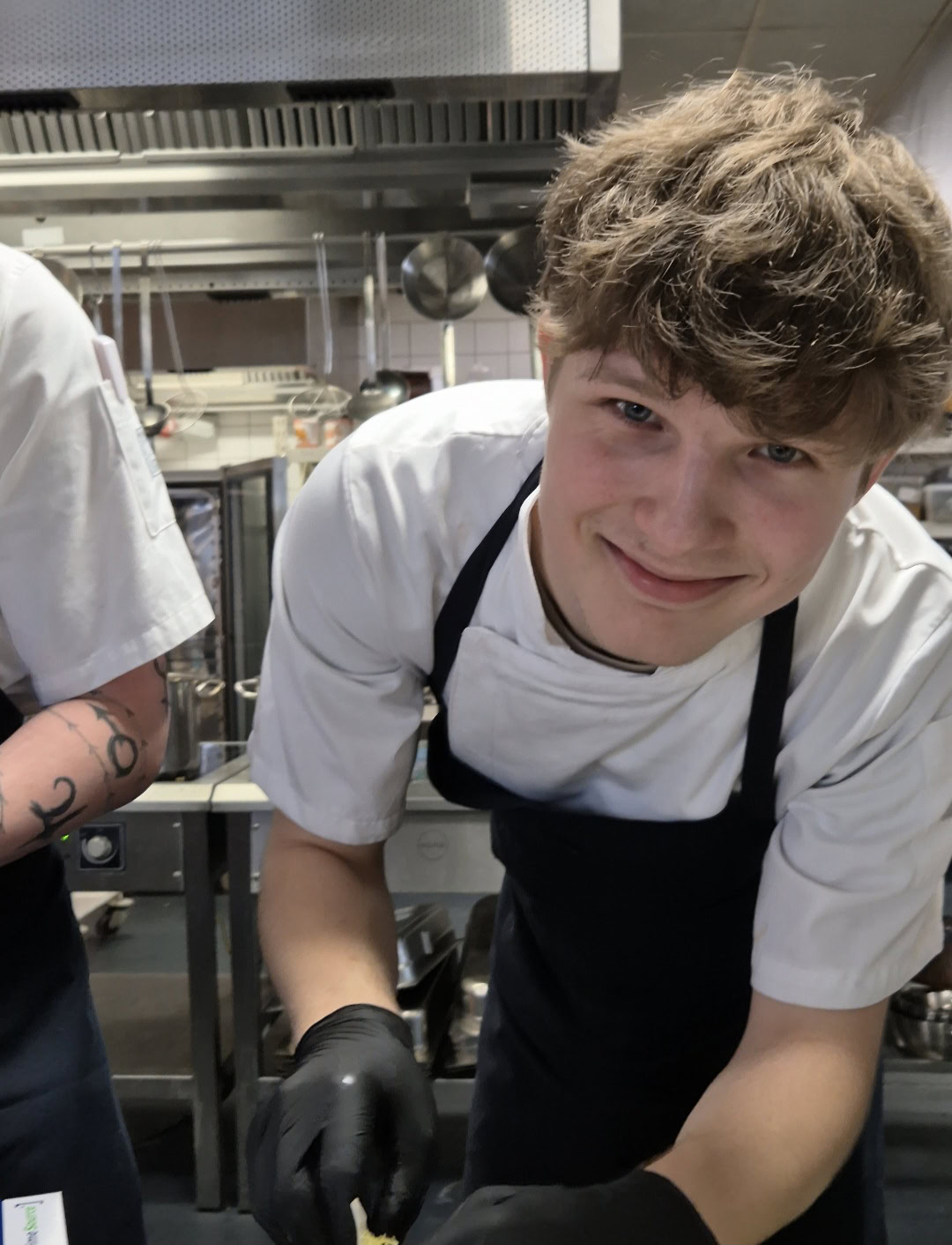 Kokkeelev Therkel laver mad