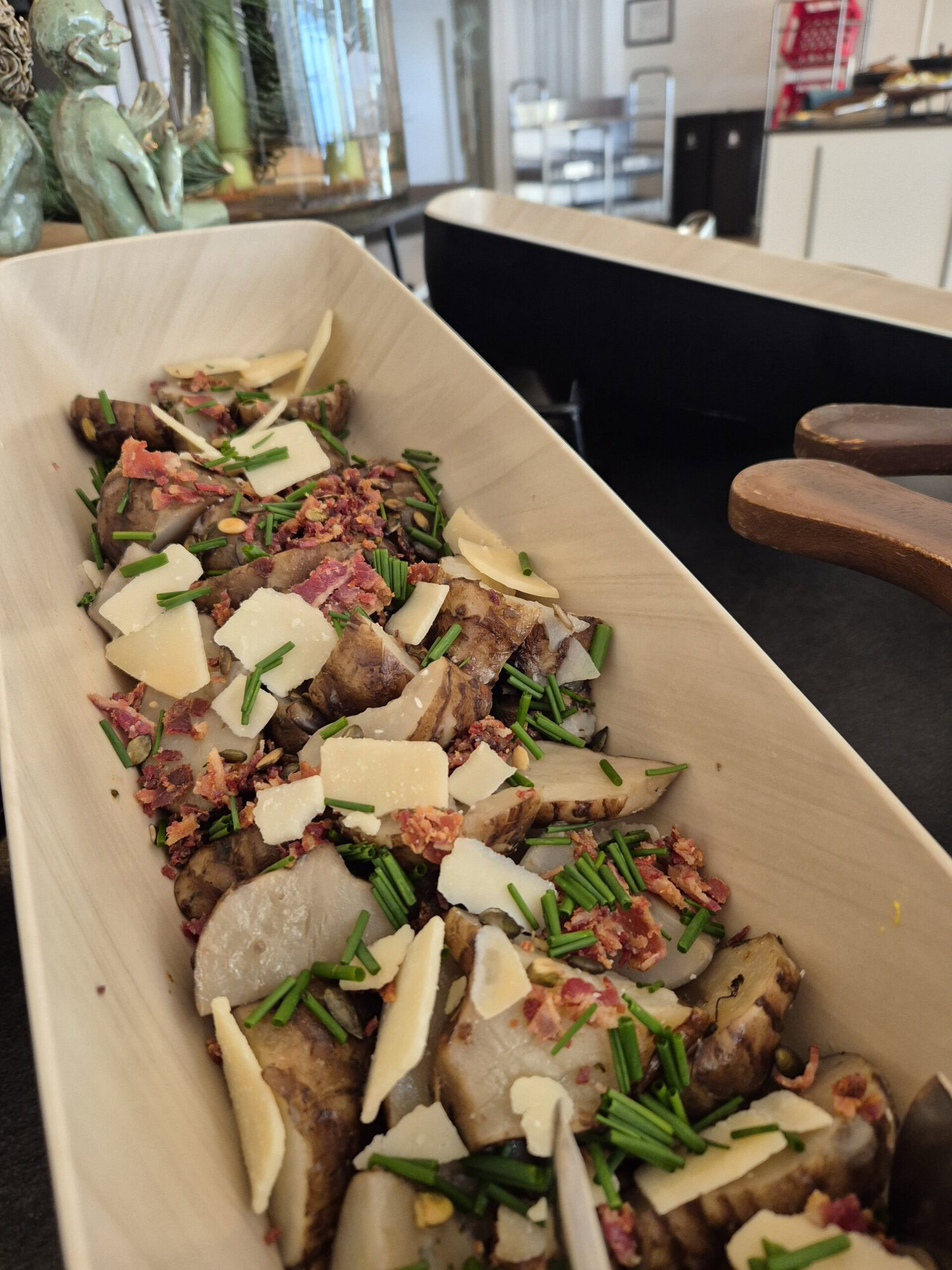 Bagte jordskokker med vesterhavsost og purløg  - Severins opskrifter på kager, salater og retter