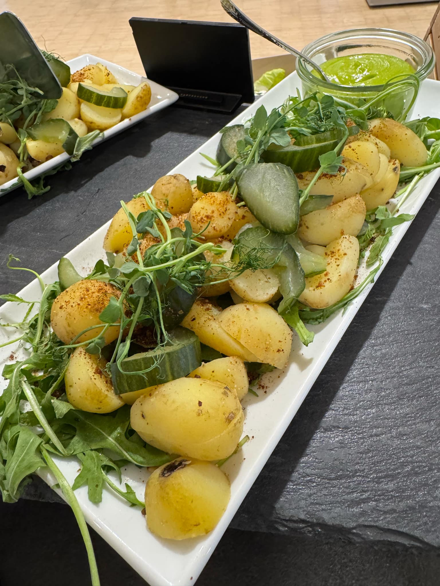 Kartoffelsalat med mayonnaise, karse, rugkrummer og syltede agurker - Severins opskrifter på kager, salater og retter