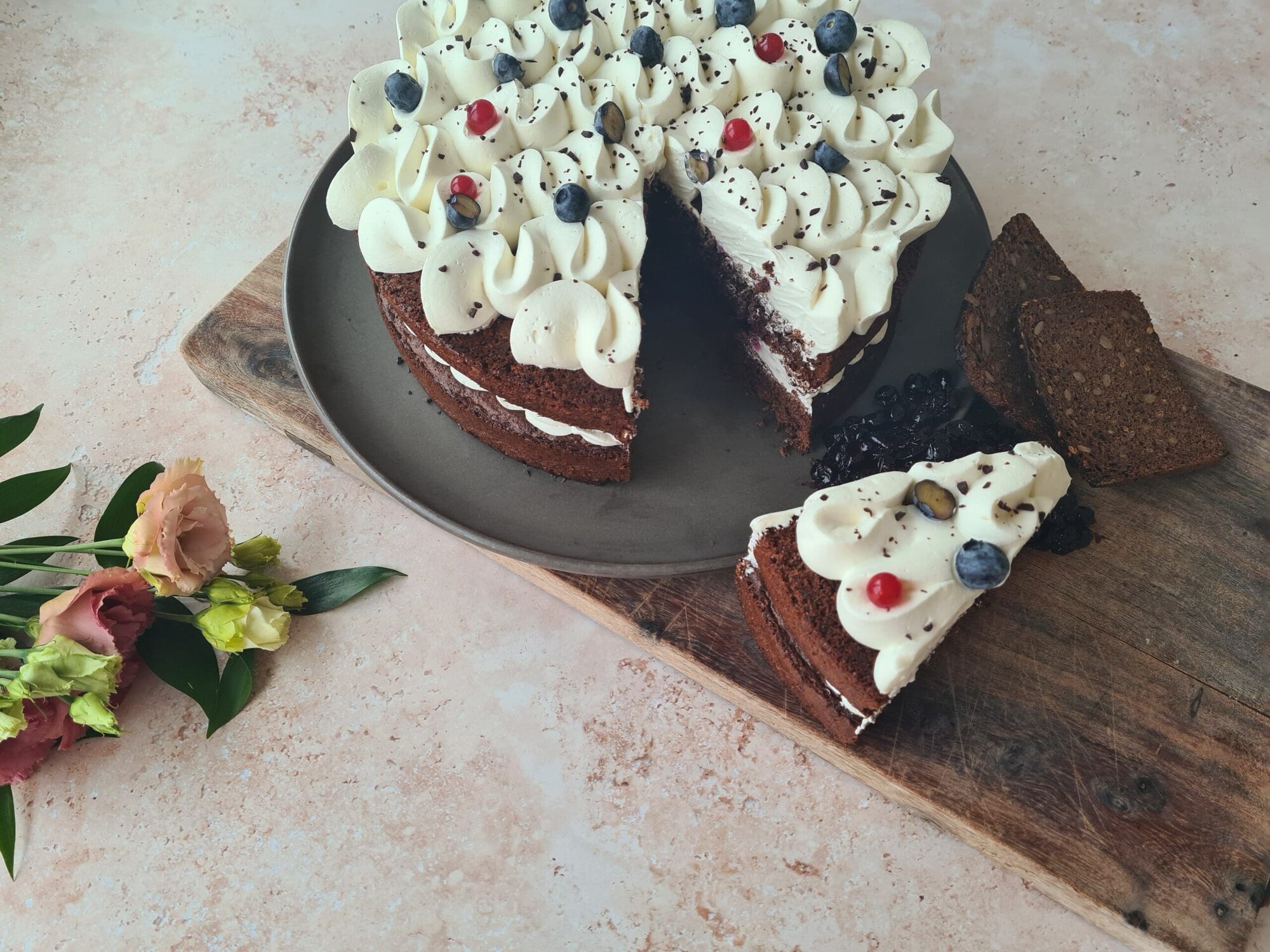 Rugbrødslagkage med solbærmarmelade - Severins opskrifter på kager, salater og retter